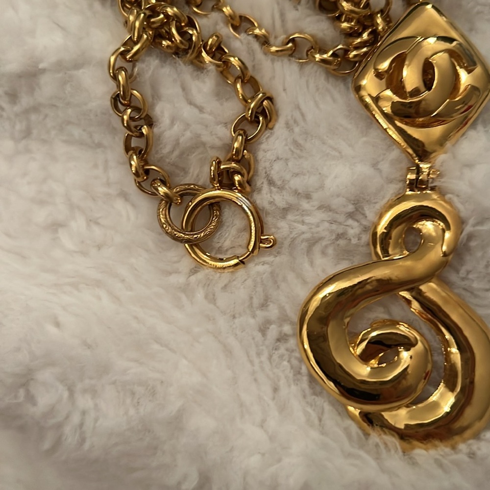 Chanel Vintage Elegant Gold Necklace Chain with Pendant - Picture 3 of 6